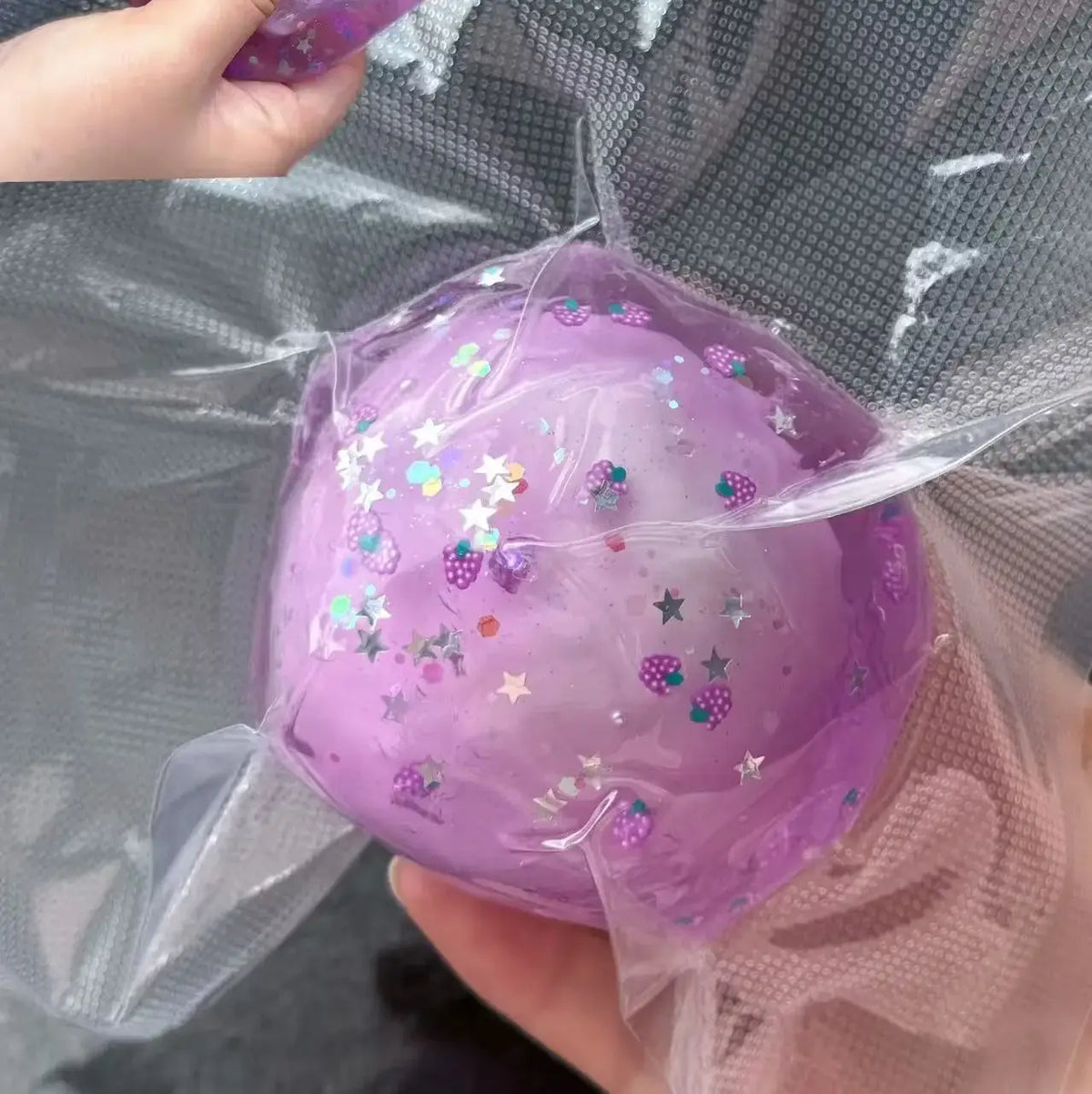 Pelota squishy artesanal con capa crujiente ASMR