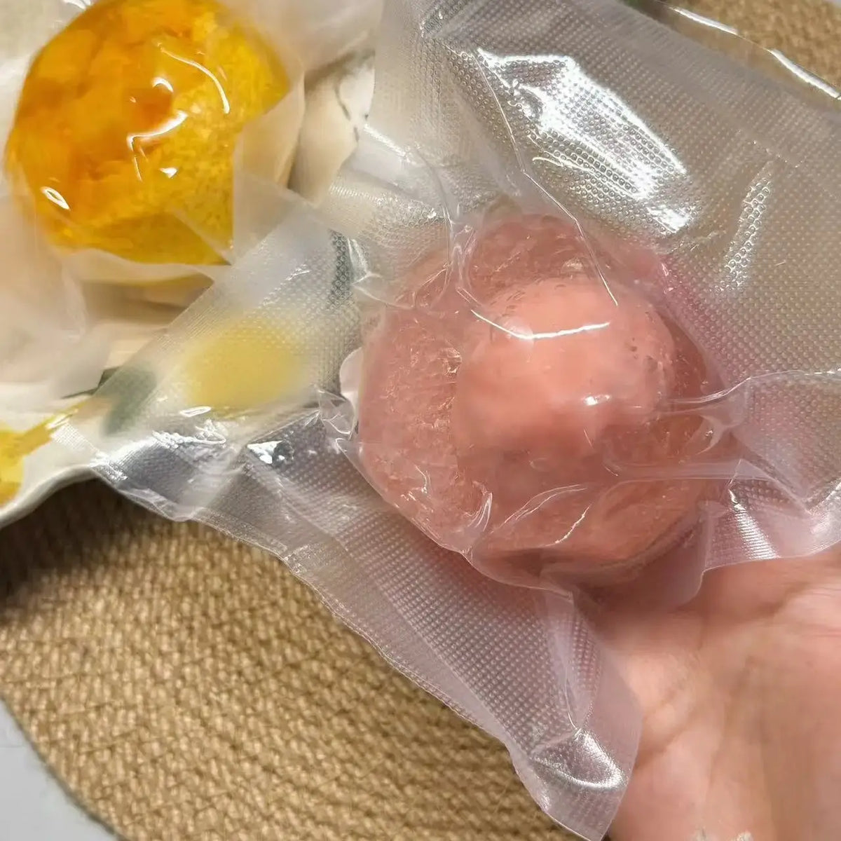 Pelota squishy artesanal con capa crujiente ASMR