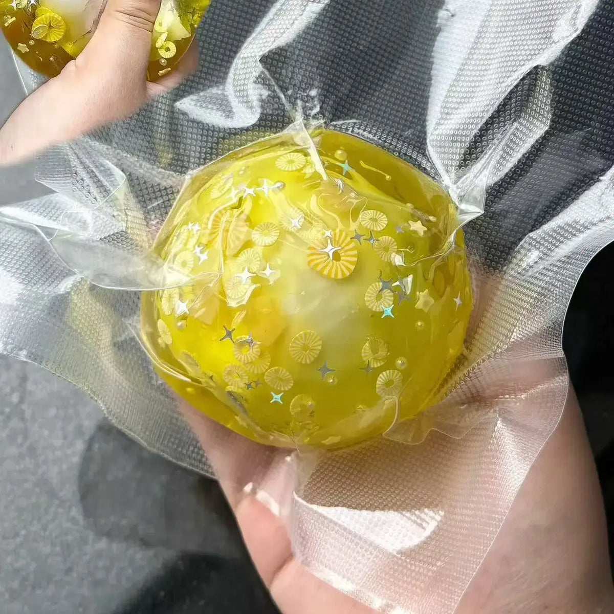 Pelota squishy artesanal con capa crujiente ASMR