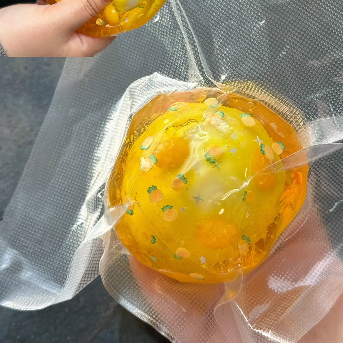 Pelota squishy artesanal con capa crujiente ASMR