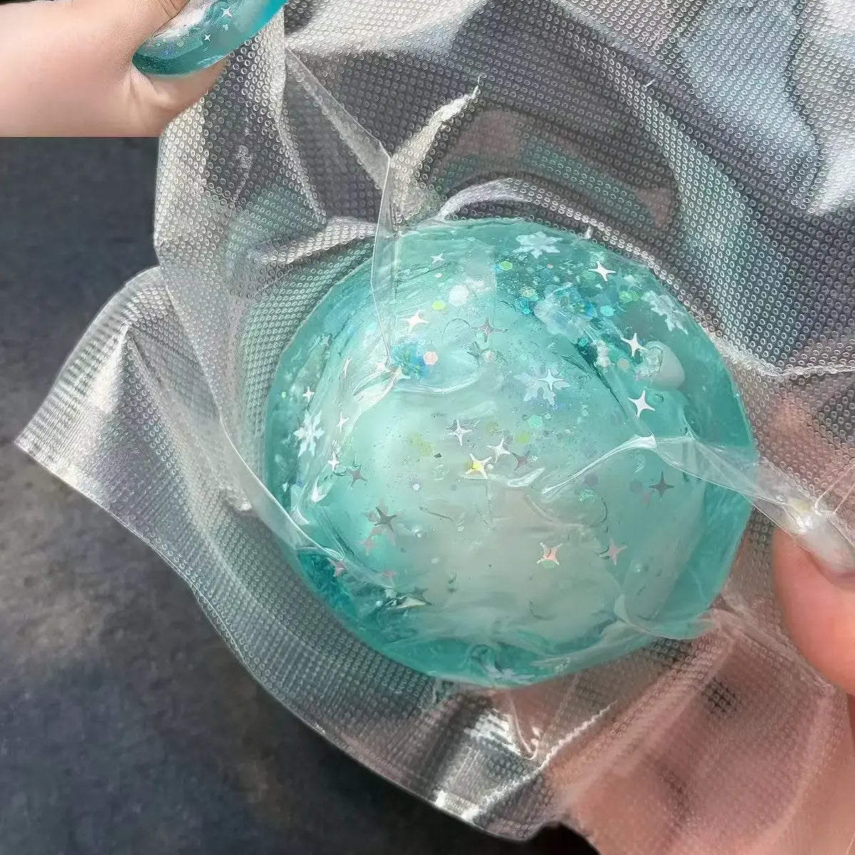 Pelota squishy artesanal con capa crujiente ASMR