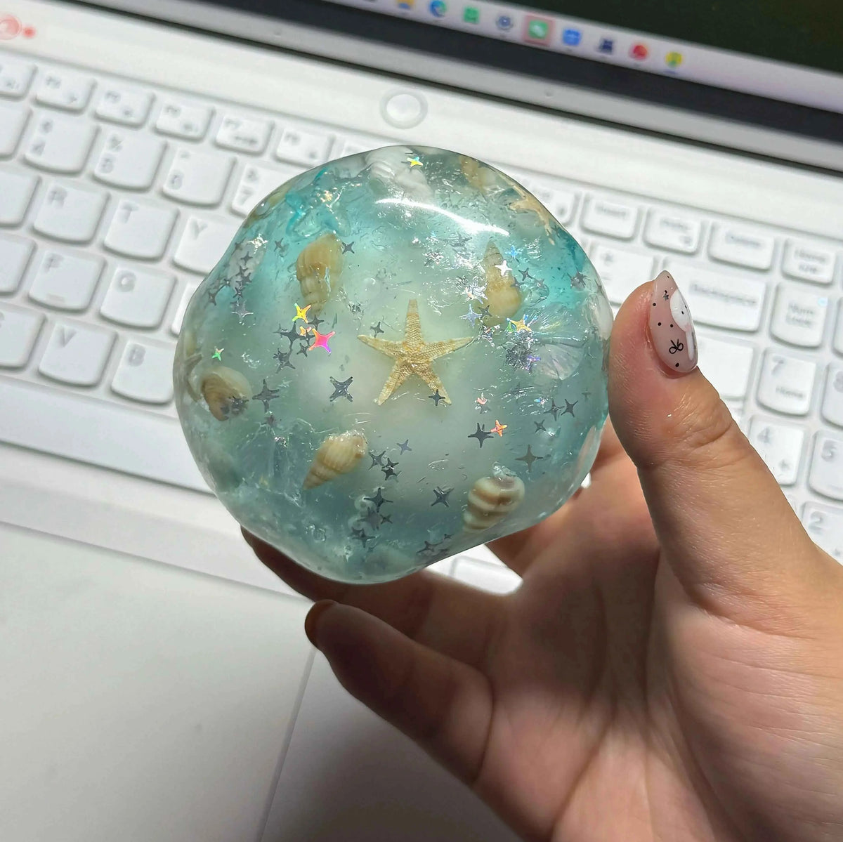 Pelota squishy artesanal con capa crujiente ASMR