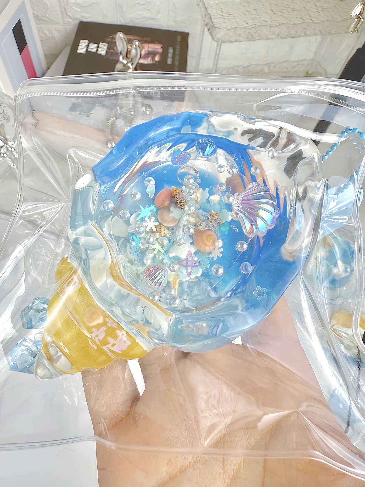 Squishy de concha con purpurina holográfica