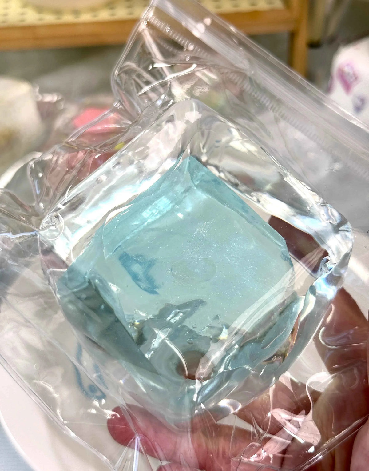 Squishy de bloque de hielo con arena fluida