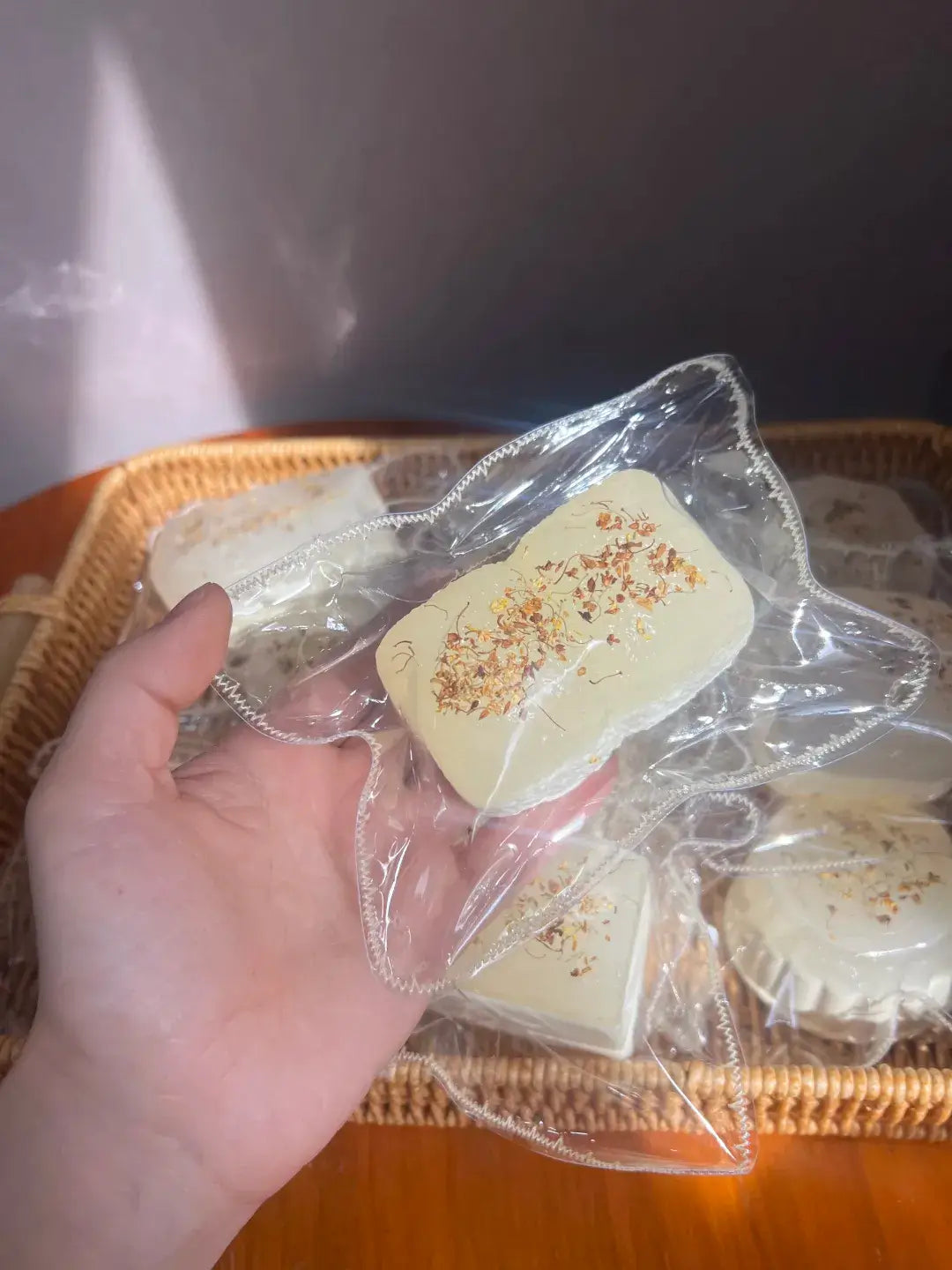 Squishy artesanal de mochi de miel y osmanthus
