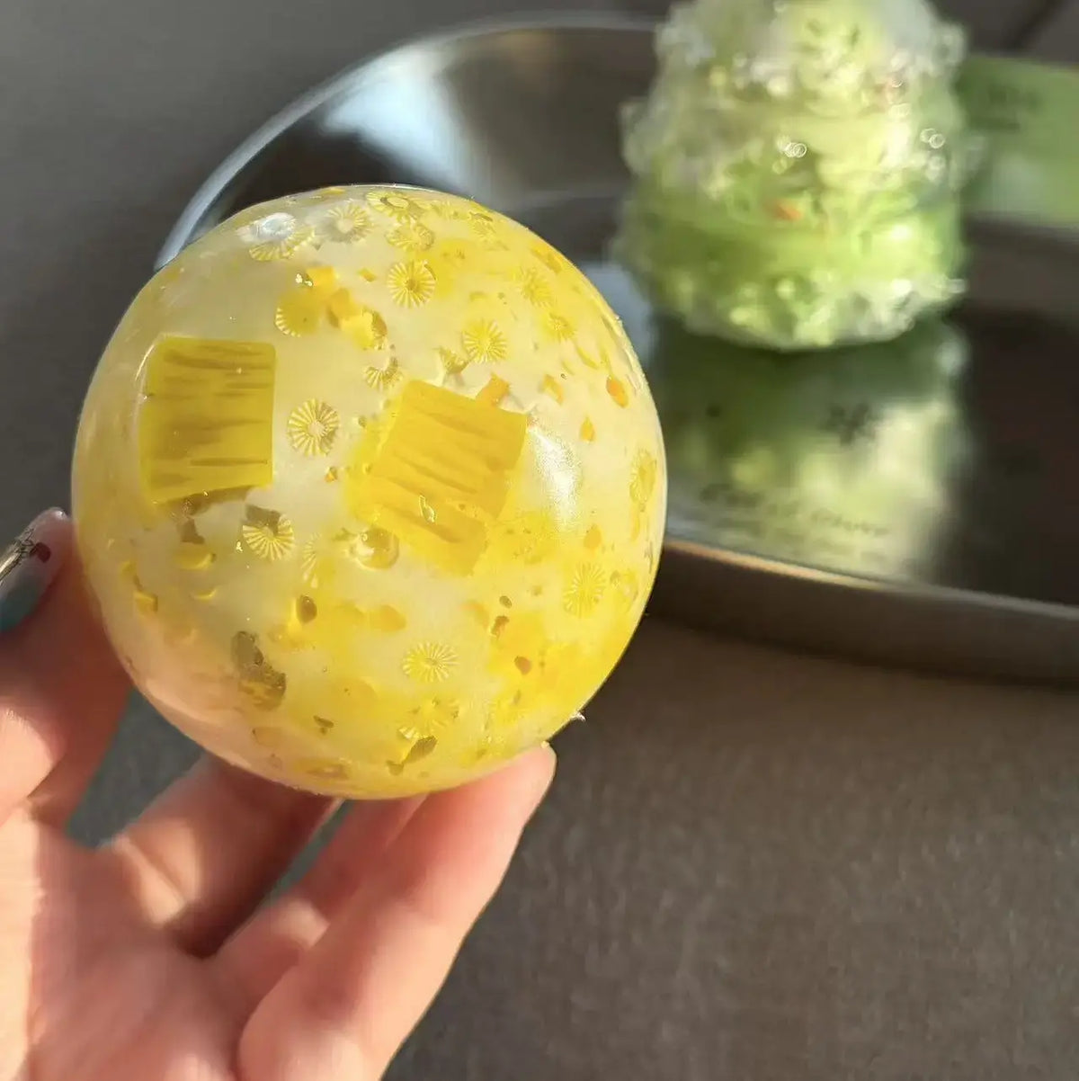 Pelota squishy artesanal con capa crujiente ASMR