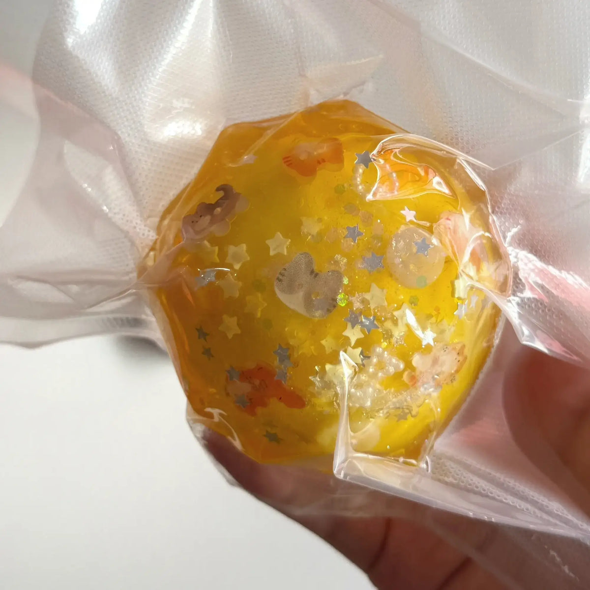 Pelota squishy artesanal con capa crujiente ASMR