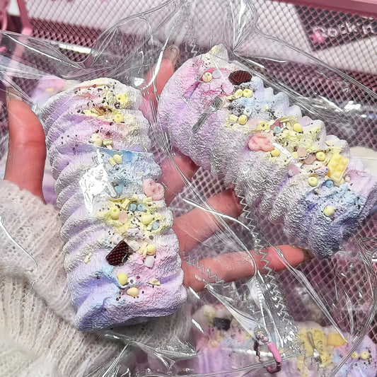 
Squishy de bizcocho enrollado con crema y textura