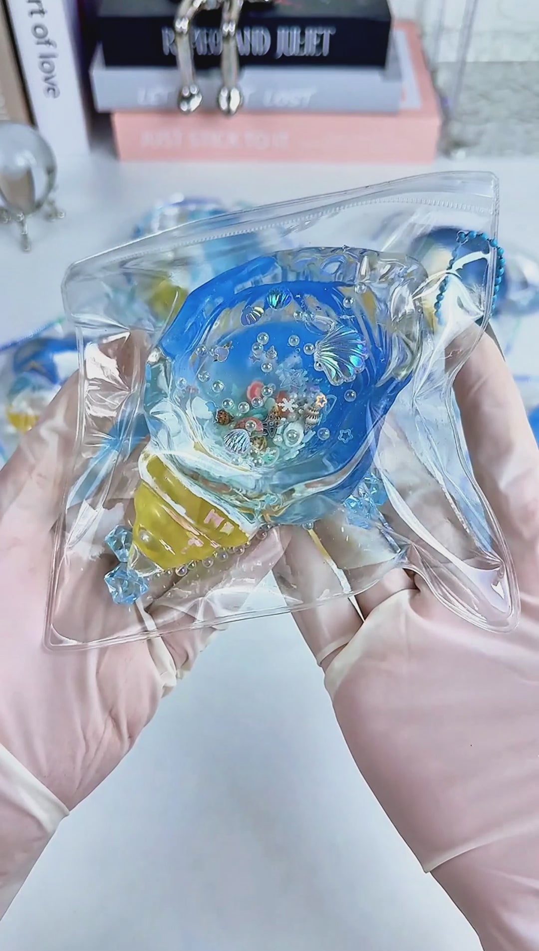 Squishy de concha con purpurina holográfica