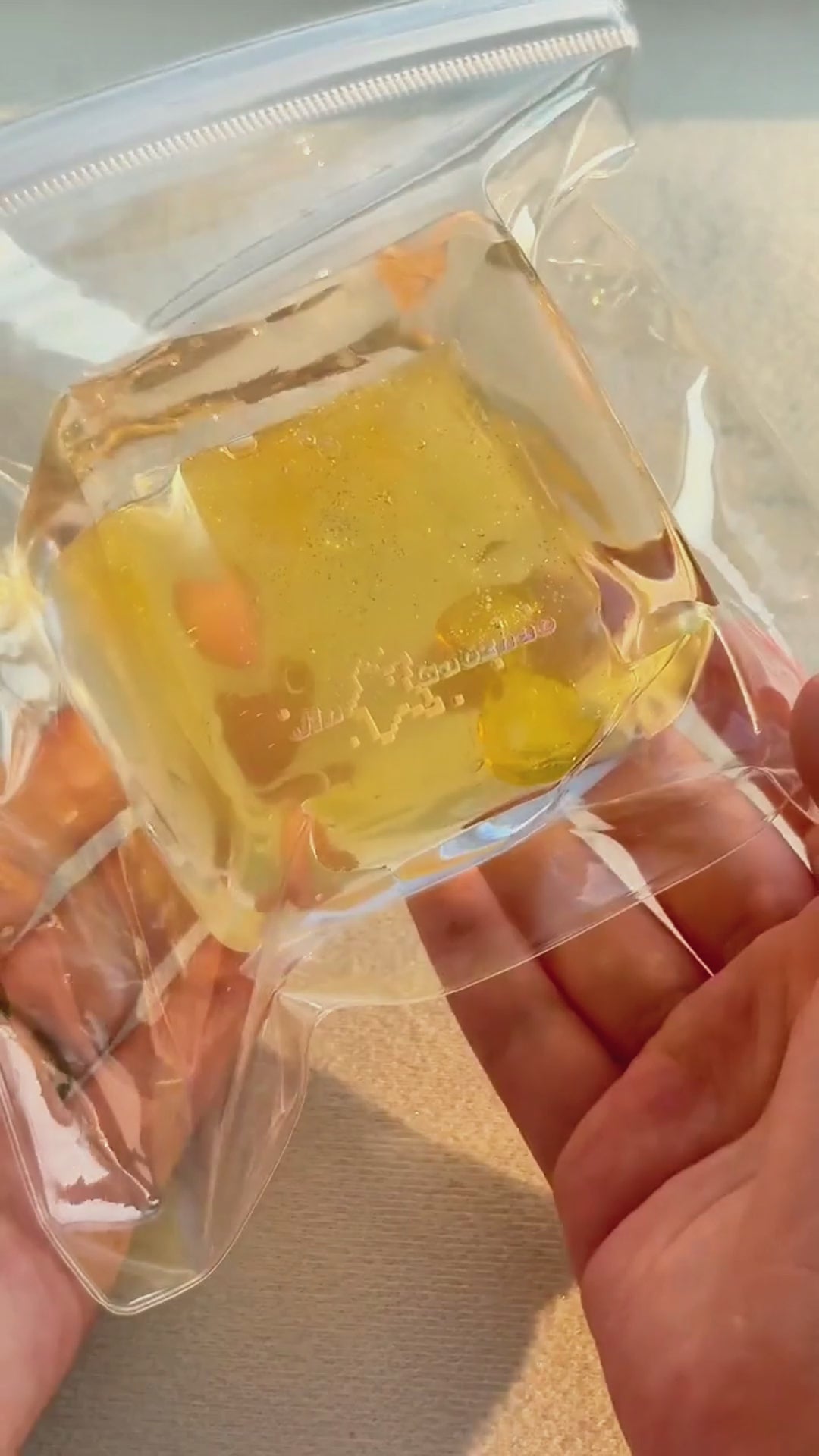 Squishy de bloque de hielo con arena fluida
