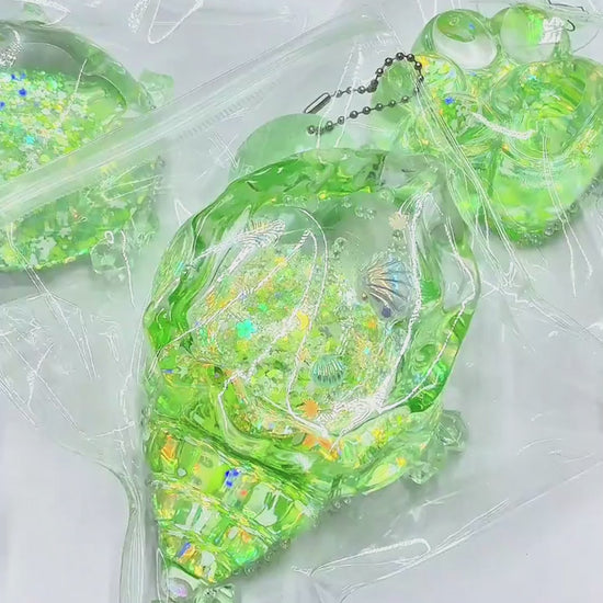 Squishy de concha con purpurina holográfica