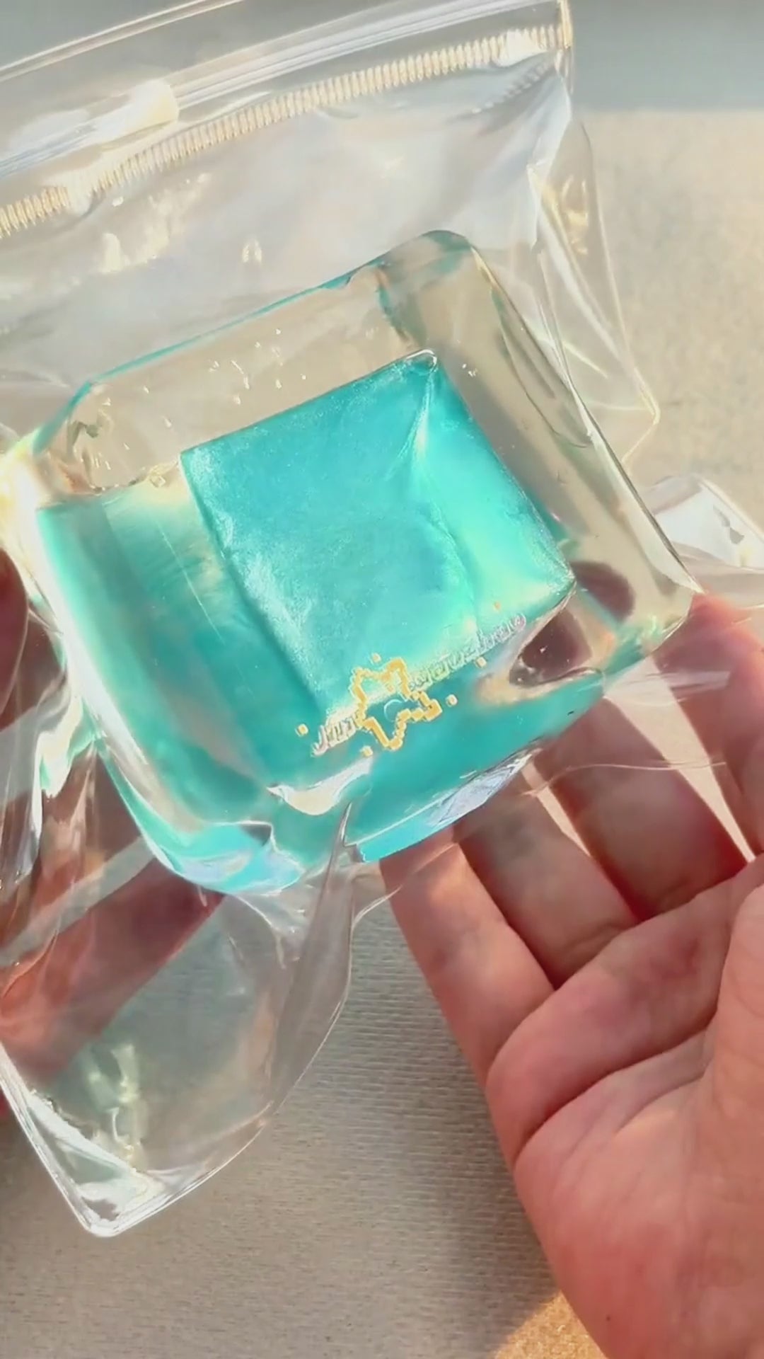 Squishy de bloque de hielo con arena fluida