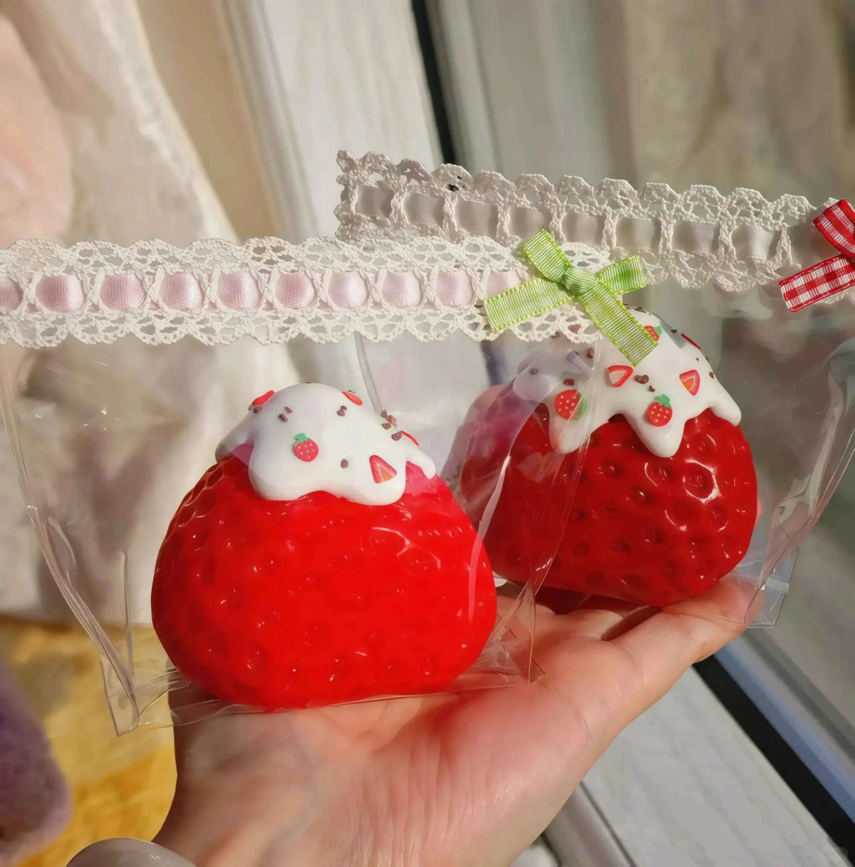 Squishy de fresa con cobertura de nieve